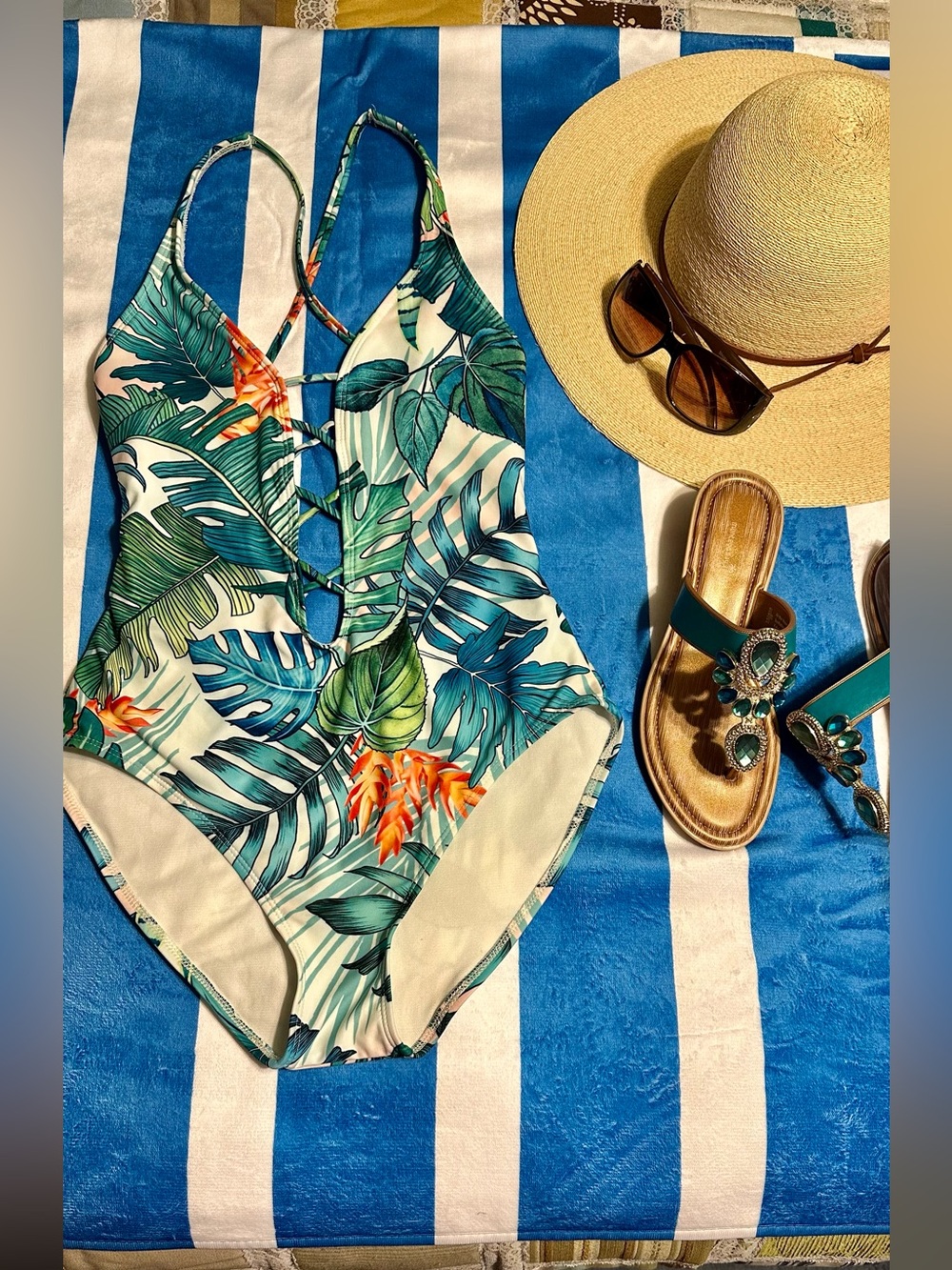 Vince Camuto "Tropical Lush" Strappy Plunging V-Neck One-Piece Swimsuit. Size 10